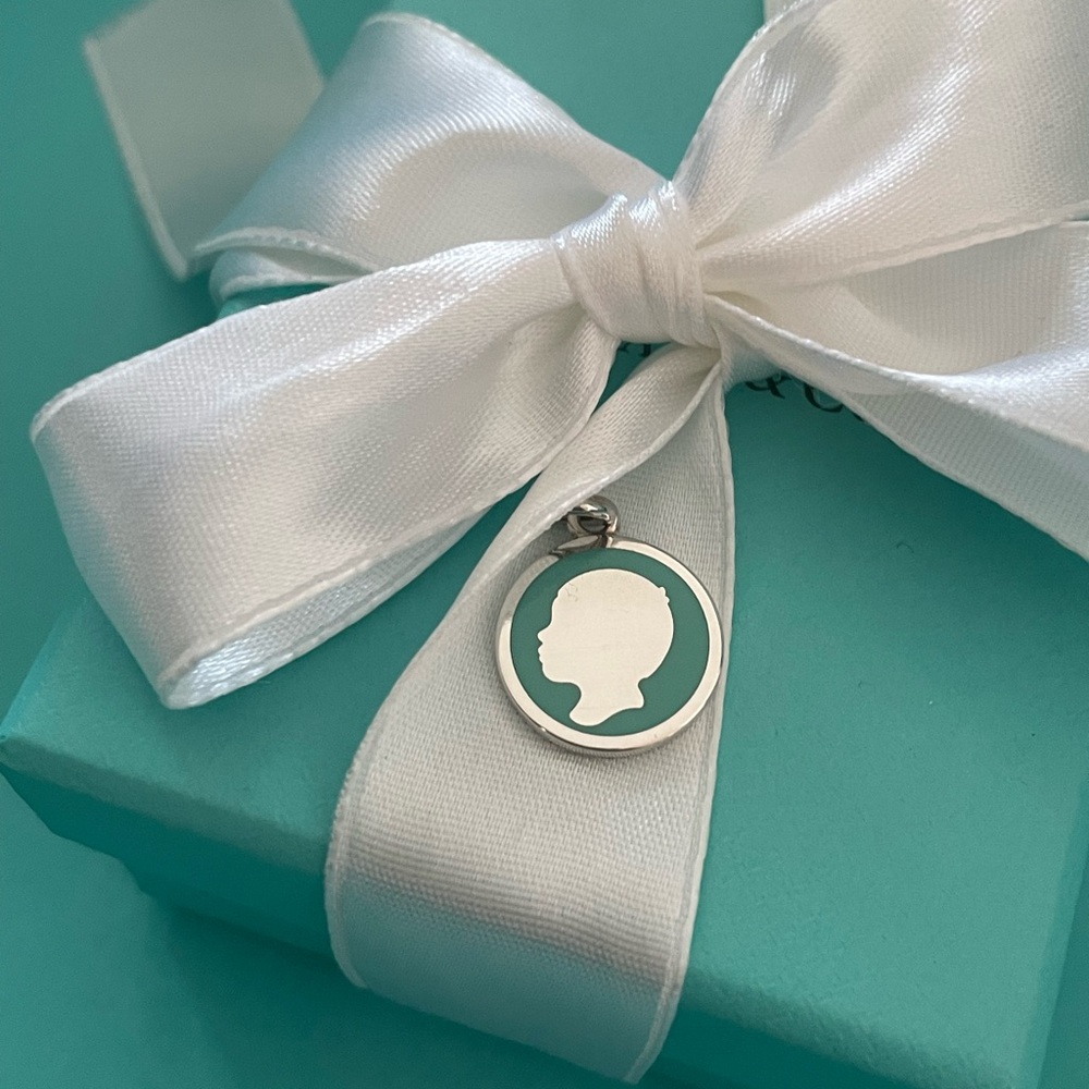 Tiffany & Co enamel boy charm‎